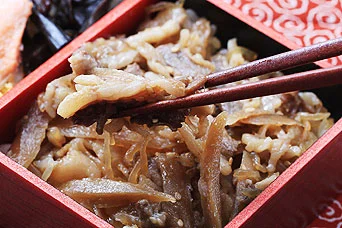 あがの姫牛と焼鮭弁当(部分)