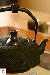 囲炉裏で地酒のお燗