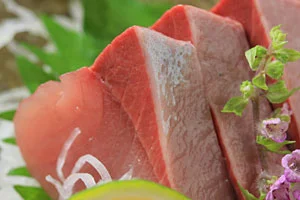 新潟佐渡の脂の乗った天然ものの刺身