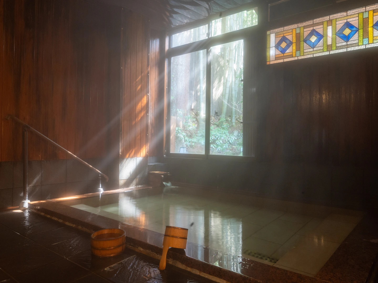 神秘的な光が差し込む庵の湯