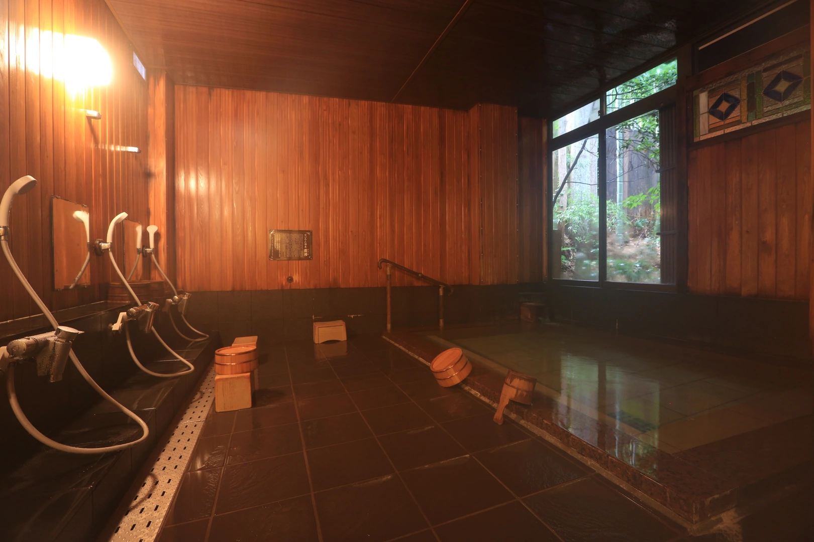広々とした庵の湯