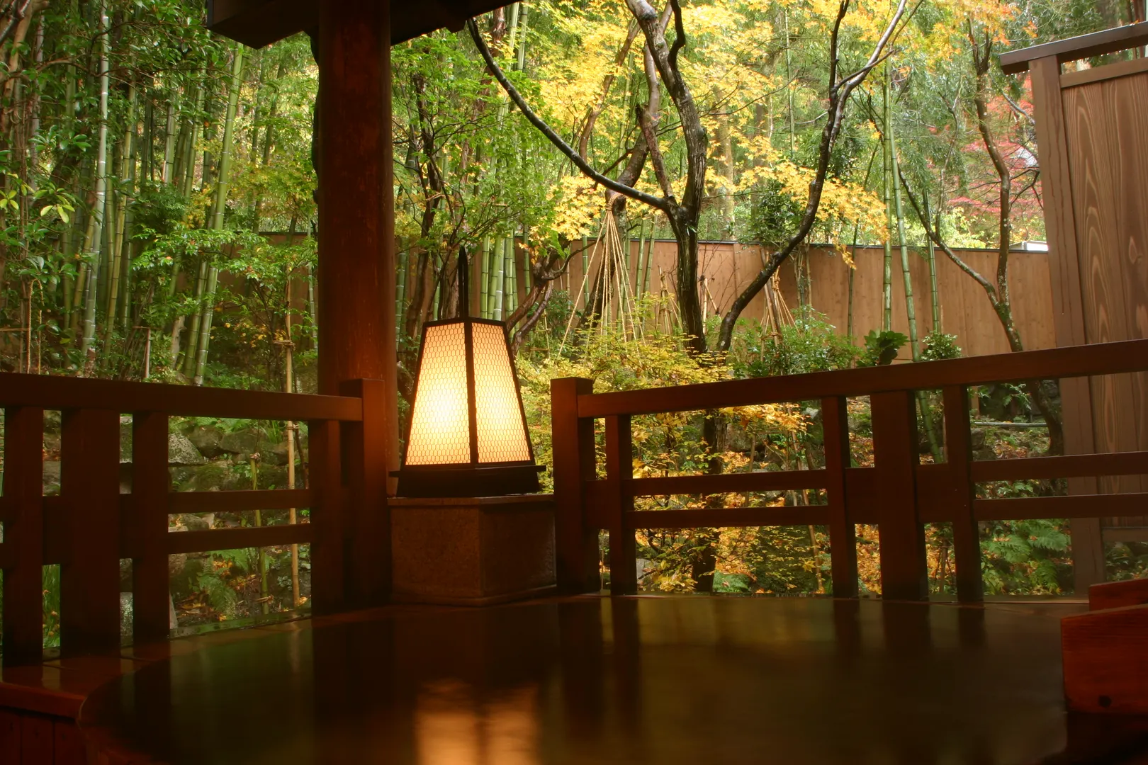 村杉石の湯 紅葉の露天風呂