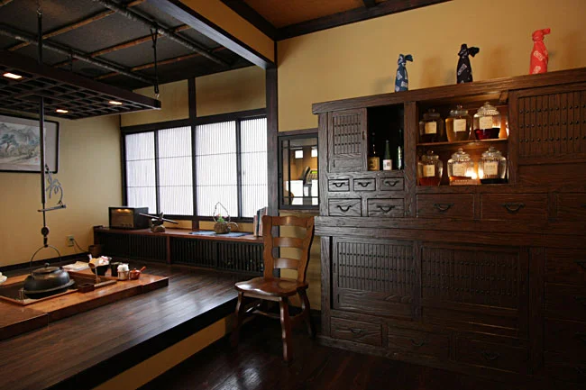 和洋のアンティーク家具のある空間